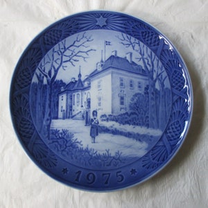 Royal Copenhagen &quot;The Queen&#39;s Christmas Residence&quot; 1975 Christmas Plate