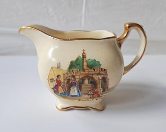 Jarra para crema Royal Winton Grimwades, OLD ENGLISH MARKETS, con borde dorado (c. 1952)