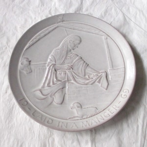 8.25&quot; Frankoma Pottery Wall Plate (Plaque) 1969, White Sand Glaze, &quot;Laid in a Manger&quot;