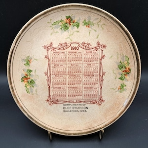 7-5 / 8 "Dresden (Ohio) Keramik 1910 Kalenderplatte, Olof Swanson, Calender, Iowa