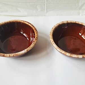 Set van 2 bruine aardewerken kommen met druipgranen, 6,75 x 2,25 inch (ca. jaren 60)