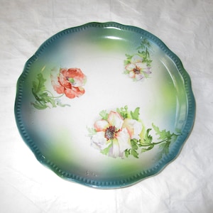 Assiette en porcelaine Mehlem de Steingut-Fabrik und Kunsttöpferei F.A., coquelicots et bord vert perlé (vers 1800)