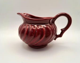 ヴィンテージ フランシスカン コロナド クリーマー、渦巻き模様の光沢のあるバーガンディマルーン（1940年代カリフォルニア陶器）