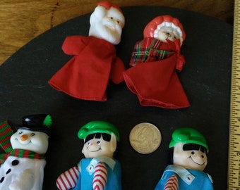 1+ VTG 90s Christmas fun finger puppets Santa Mrs Claus elves elf snowman plastic heads cloth body unisex stocking stuffer gift for him her