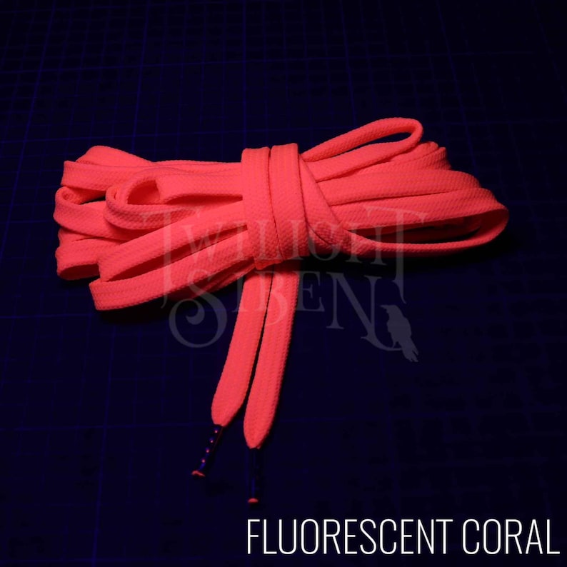 Puede incluir: Primer plano de un cord&oacute;n de zapato de color coral fluorescente, atado en un nudo. El cord&oacute;n est&aacute; hecho de un material suave y plano, perfecto para a&ntilde;adir un toque de color a cualquier zapato.