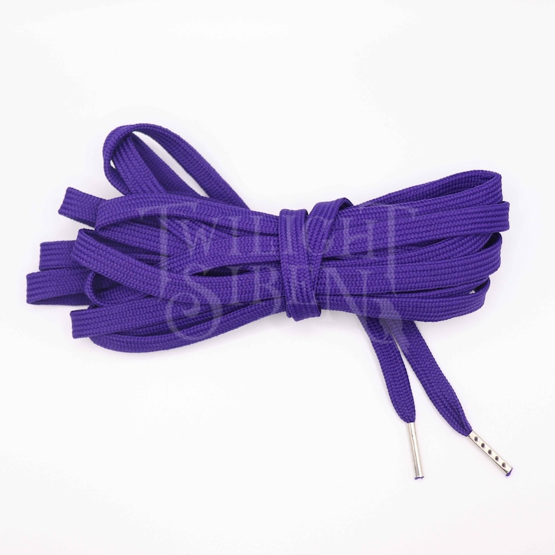 Puede incluir: Cordones de zapatos de color morado con aglets plateados. Los cordones est&aacute;n hechos de tejido tejido y tienen aproximadamente 114 cm de largo.