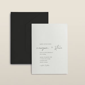 Könnte beinhalten: Eine Hochzeitseinladung mit einem schwarzen Umschlag und einer weißen Karte. Die Karte zeigt die Namen "reagan + steve" in einer handschriftlichen Schriftart sowie die Hochzeitsdetails. Die Einladung ist schlicht und elegant, perfekt für eine moderne Hochzeit.