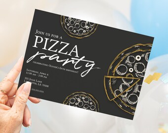 Puede incluir: Invitación a una fiesta de pizza en blanco y negro con detalles dorados. La invitación presenta una fuente de escritura a mano y el texto "¡Únete a nosotros para una fiesta de pizza celebrando el sexto cumpleaños de Oliver!" La invitación también incluye la fecha, la hora y la ubicación de la fiesta.