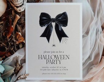 Puede incluir: Una invitación a una fiesta de Halloween con un lazo de terciopelo negro, una telaraña y una araña. El texto dice "Por favor, únase a nosotros para una fiesta de Halloween. Sábado, 28 de octubre a las 6 pm. 123 Main Lane, Lafayette, LA 70506. Por favor, responda antes del 15 de octubre a [email protected]"