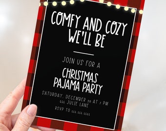 Puede incluir: Una tarjeta de invitación de cuadros rojos y negros con texto blanco que dice "Comfy and Cozy We'll Be Join Us For A Christmas Pajama Party Saturday, December 20 at 7 PM 555 Julie Lane RSVP to 555 555 5556".