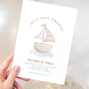 Op de afbeelding: Een witte uitnodigingskaart met een handgetekend ontwerp van een zeilboot met een roze zeil en een gele vlag. De tekst "Let's Sail-Abrate!" staat in een cirkel rond de zeilboot. De tekst "Oliver is Two!" staat in een groter lettertype onder de zeilboot. De uitnodiging bevat de datum, tijd, adres en RSVP-informatie.