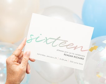 Op de afbeelding: Een witte uitnodigingskaart met het woord "sixteen" geschreven in een lichtgroene en roze gradiënt. De tekst "please join us to celebrate REAGAN RICHARD saturday, january 23 6:00 pm 555 julie lane" staat onder het woord "sixteen" gedrukt.