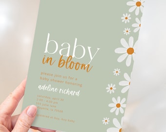 Può includere: Un invito a una festa di baby shower verde con margherite bianche e centri arancioni. Il testo recita "baby in bloom" e include il nome "adeline richard" e la data e l'ora della festa.