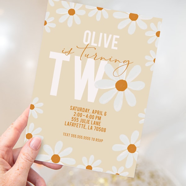 Könnte beinhalten: Eine hellgelbe Einladungskarte mit einem Muster aus weißen Gänseblümchen. Der Text auf der Karte lautet "Olive wird Zwei" und enthält Details für eine Geburtstagsfeier am Samstag, den 6. April von 14:00 bis 16:00 Uhr in der 555 Julie Lane, Lafayette, LA 70508. Der Text enthält auch eine Telefonnummer für RSVP.