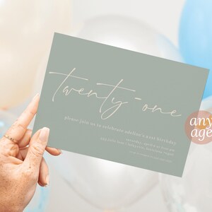 Puede incluir: Una tarjeta de invitación verde salvia con caligrafía blanca que dice "twenty-one". La invitación es para una fiesta de cumpleaños e incluye el texto "Por favor, únase a nosotros para celebrar el cumpleaños número 21 de Adeline".