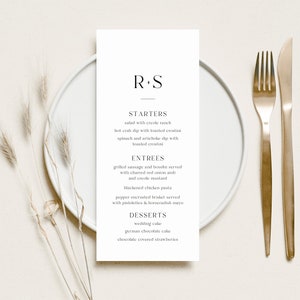 Może przedstawiać: Minimalistyczne menu weselne z inicjałami "R.S." na górze. Menu zawiera przystawki, dania główne i desery. Menu jest wydrukowane na białym papierze i leży na białym talerzu.