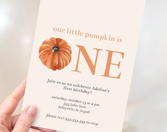 Può includere: Un'illustrazione di una zucca arancione chiaro e marrone con la parola "ONE" in un grande carattere arancione. Il testo sottostante dice "our little pumpkin is ONE. Join us as we celebrate Adeline's first birthday! Saturday, October 15 at 2 pm, 555 Julie Lane, Lafayette, LA 70508. Please text 555-555-555 to RSVP."