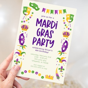 Puede incluir: Una invitación a una fiesta de Mardi Gras con un esquema de color morado y verde. La invitación presenta una corona, un gorro de bufón y máscaras. El texto dice "¡Únete a nosotros para una fiesta de Mardi Gras celebrando el 4º cumpleaños de Oliver! Sábado, 2 de febrero 2:00 - 4:00 pm 555 Julie Lane Lafayette, LA 70508 Envía un mensaje de texto a Reagan al 555.555.5555 para confirmar tu asistencia"