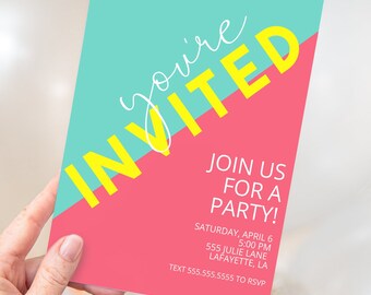 Pode incluir: Um cartão de convite rosa e turquesa com o texto "you're invited" em amarelo e branco. O texto "Join us for a party!" está em branco. A data, a hora, o endereço e as informações de RSVP estão listadas abaixo.