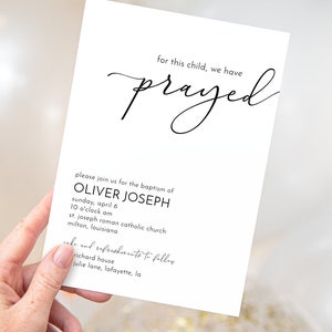 Op de afbeelding: Een witte kaart met zwarte tekst die een doop voor Oliver Joseph aankondigt. De doop vindt plaats op zondag 6 april om 10:00 uur in de St. Joseph Roman Catholic Church in Milton, Louisiana. De kaart bevat ook informatie over een receptie die volgt in Richard House op Julie Lane in Lafayette, Louisiana.