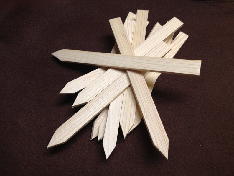 K&ouml;nnte beinhalten: Ein B&uuml;ndel aus 15 nat&uuml;rlichen Holzpflanzenmarkierungen mit spitzen Enden. Die Markierungen sind etwa 15 cm lang und eignen sich ideal zum Beschriften von Pflanzen in einem Garten oder zu Hause.