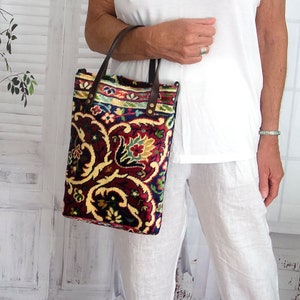 Floral pattern velvet rug handbag for antique lovers, Exotic soft and velvety crossbody bag, Everyday flower pattern carpet bag