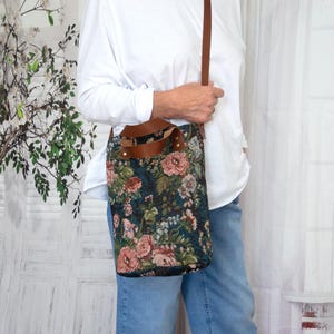 Vintage rose tapestry crossbody bag, Vintage floral handbag, Everyday  tapestry bag, Gobelin Party bag,  Tapestry travel bag,  Hand-held bag