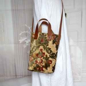Tapestry crossbody bag, Floral pattern tapestry handbag, Victorian pattern everyday bag, Tapestry party bag, Tapestry travel bag