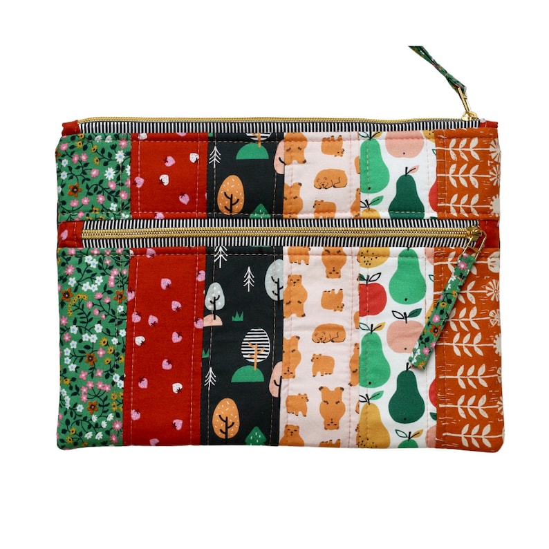 Puede incluir: Una bolsa de doble cremallera con un dise&ntilde;o de patchwork. La tela presenta una variedad de patrones, incluyendo estampados florales, geom&eacute;tricos y de animales. La bolsa est&aacute; hecha de tela acolchada y tiene una cremallera dorada.