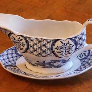 Vintage Mason&#39;s English Ironstone Blue and White Transferware &quot;Old Chelsea-Blue&quot; Pattern Gravy Pitcher With Separate Underplate