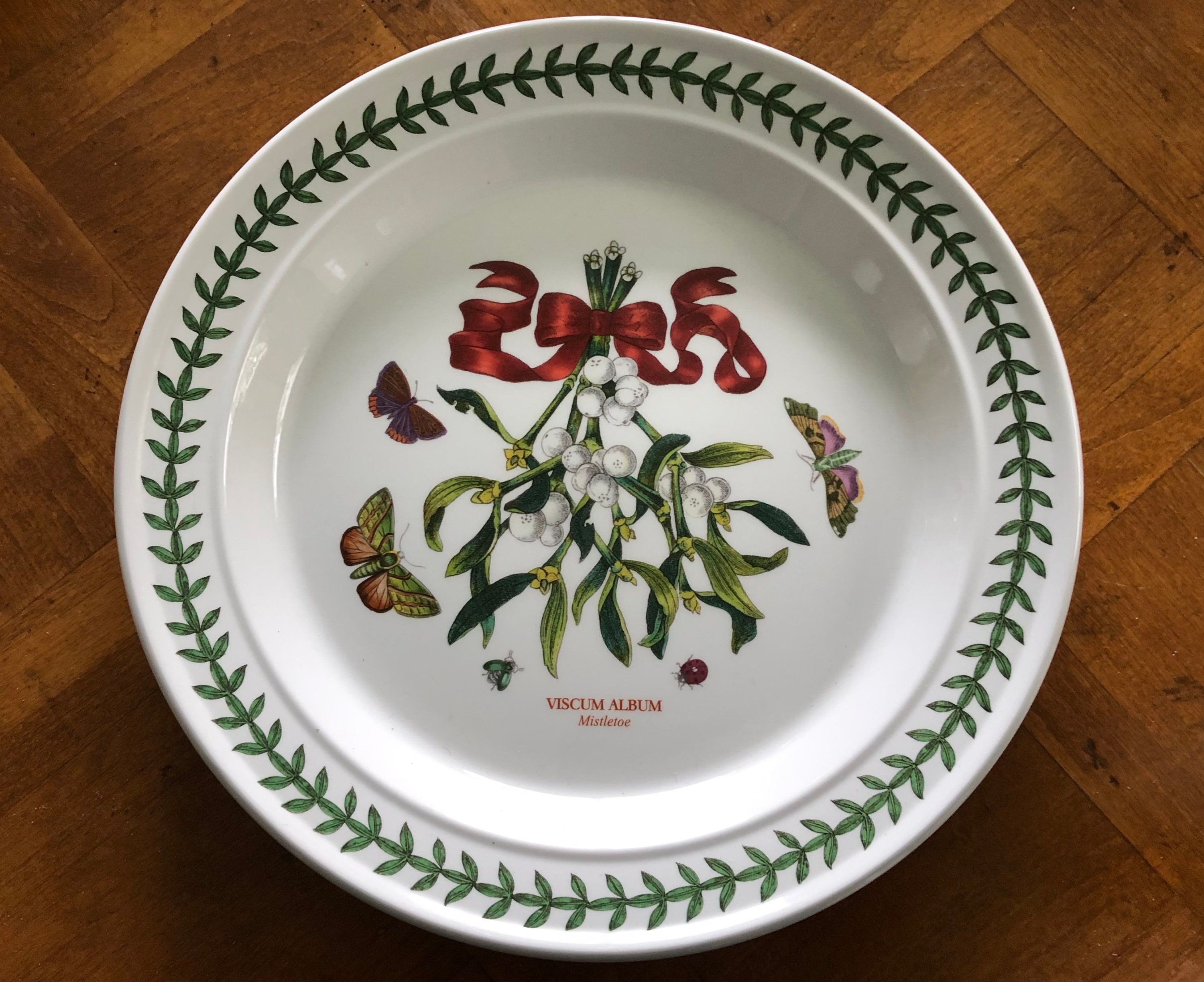 Melrose Stoneware Mistletoe Plate (Set of 4)