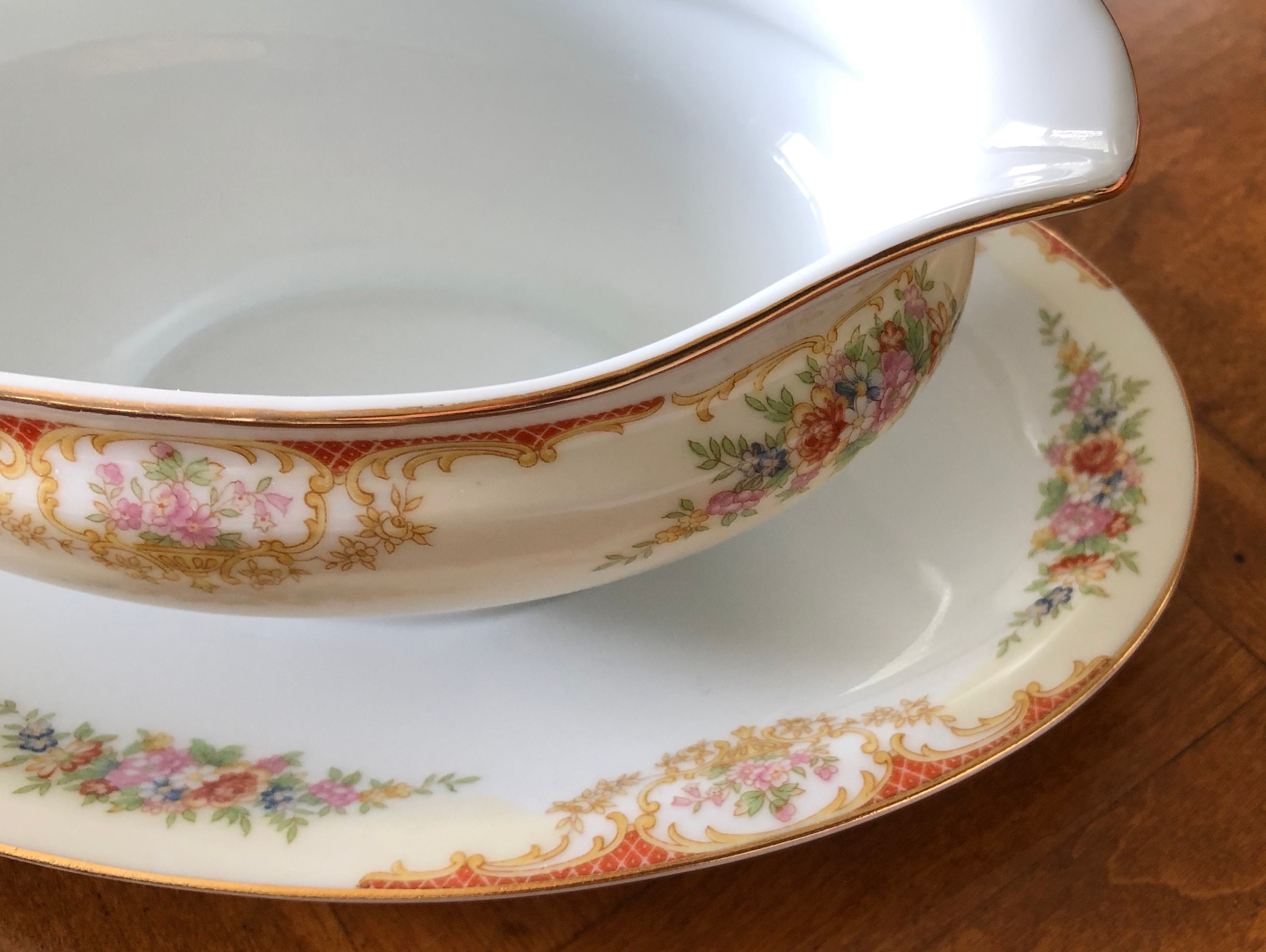 NORITAKE VINTAGE FLORAL gravy boat with detached plate NORITAKE VINTAGE FLORAL gravy boat with detached plate