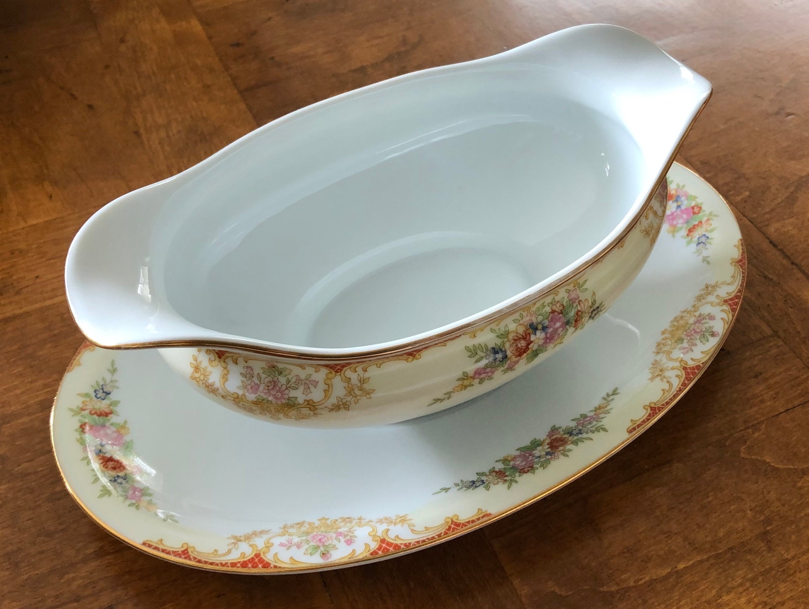 NORITAKE VINTAGE FLORAL gravy boat with detached plate NORITAKE VINTAGE FLORAL gravy boat with detached plate