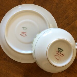 Puede incluir: Una taza de t&eacute; y un platillo blancos con un borde dorado. La parte inferior de la taza y el platillo tienen la marca comercial Haviland France y las palabras "Decorado por Haviland & C Limoges".