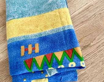 Geometrischer Vintage-Stoff aus den 1980er Jahren – Baumwollstoff im Memphis-Stil in Blau und Gelb, postmoderner Nähstoff