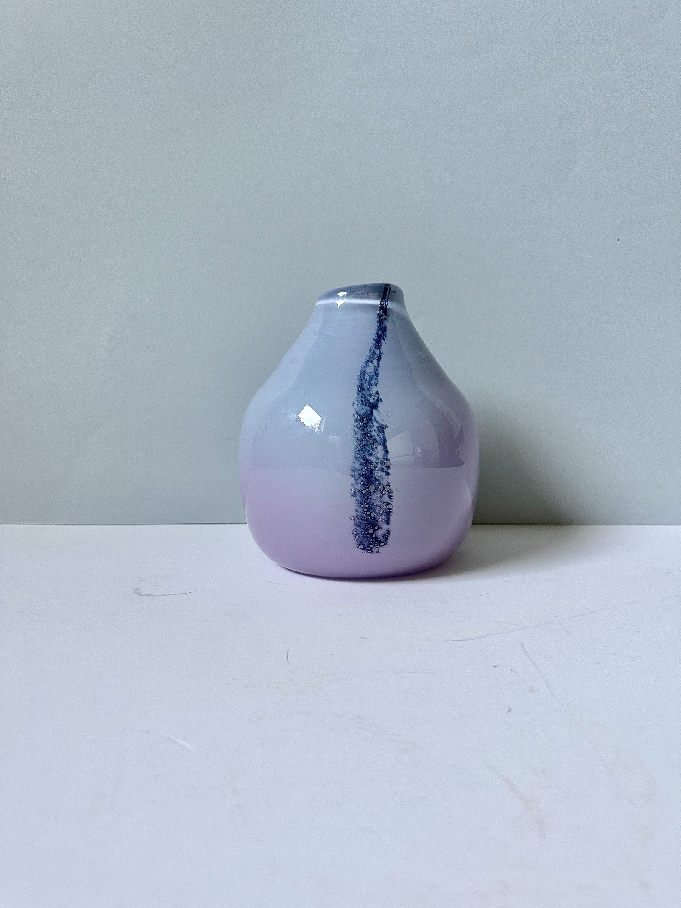 ヴィンテージノルウェーのピンクバイオレットガラス花瓶 - ベニー