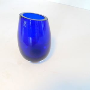 Opvallende Blauwe Magnor Glazen vaas - Art Glass jaren 1970 Retro Noorwegen ovale vaas