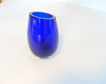 Blauwe Magnor Art glazen vaas - jaren 70 retro Noorwegen decor