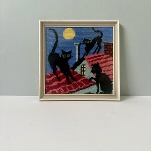 Quadro vintage con gatto nero ricamato a punto croce, ricamo di gatto di Halloween, decorazione cottagecore, arazzo da parete grandmacore, immagine di gatti al chiaro di luna, cornice
