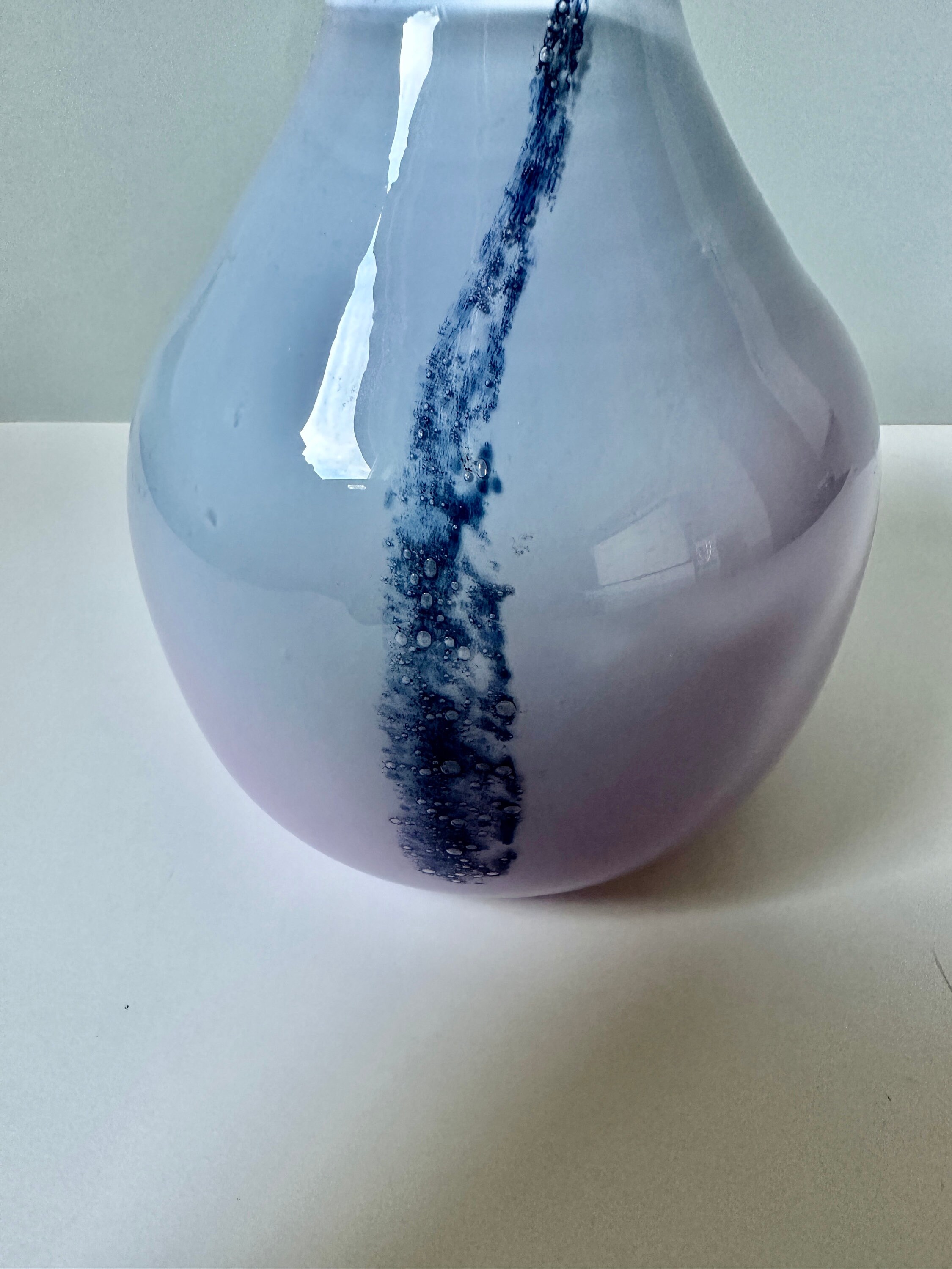 ノルウェー　ハデランド　ヴィンテージ・アートガラス　紫色ガラス花瓶 ノルウェー ハデランド ヴィンテージ・アートガラス 紫色ガラス花瓶