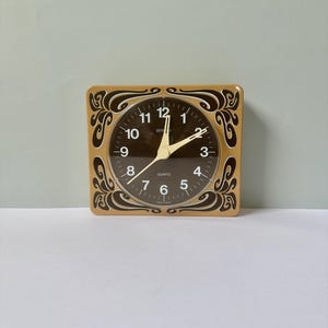 Horloge murale vintage ouest-allemande - Horloge rétro en plastique à quartz Bernina kaki et marron - décoration de style folklorique fonctionnant bien