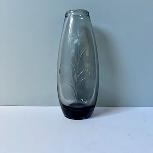 Smokey Grey Scandinavian vase with etched flowers - Hadeland glass vase designed by Lars Fletre style smoke gray Mid Century Modern Nordic
