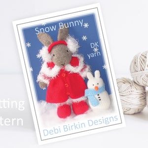 Op de afbeelding: Breipatroon voor een sneeuwkonijn met een rode jas en witte bontkraag. Het patroon is van Debi Birkin Designs en gebruikt DK-garen.