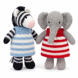 Op de afbeelding: Twee gebreide knuffels: een zebra met zwart-witte strepen in een lichtblauw en wit gestreepte jurk, en een grijze olifant in een rood en wit gestreepte jurk. Beide figuren hebben zachte texturen en eenvoudige gelaatstrekken.