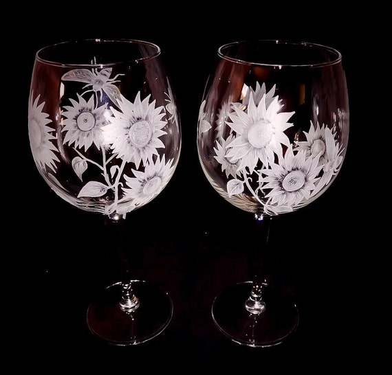 Hand Engraved Wine glasses, Sunflower, Pair, Bees, Personalized, Customized, Engraved, Floral, Vino, Weddings, Home Decor,pair