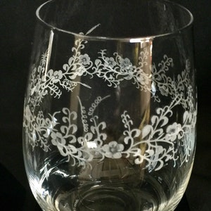 Handengraved Wine glass, flowers, vino, engraved, weddings, personalized, etched, holiday gifts, bespoke, stemless wine glass, winelover