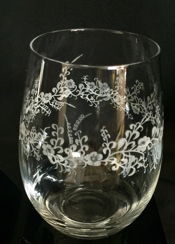 Handengraved Wine glass, flowers, vino, engraved, weddings, personalized, etched, holiday gifts, bespoke, stemless wine glass, winelover