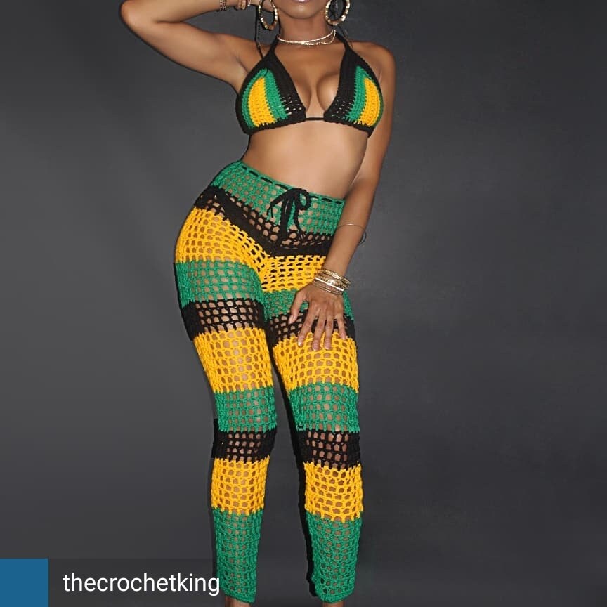Jamaicaanse bikinitop met aansluitende hoog getailleerde mesh broek.