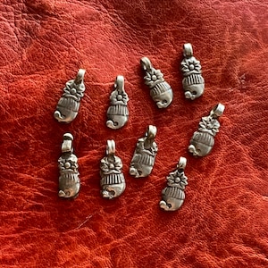 9 vecchi pendenti in argento massiccio con mango indiano - Asia centrale, etnici, tribali, charm - Patina e usura superbe - Design di frutta Paisley - Pendenti per orecchini