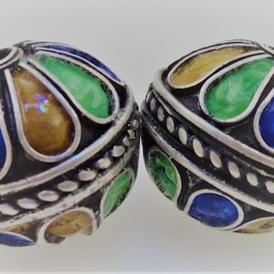 Solide Silber Emaille marokkanische beADS Berber Runde Blume Blütenblatt ethnischen Afrikanischen - schwer, neu - 2 - zwei Stück